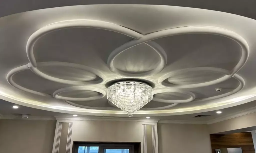 Еще один пример потолка с люстрой.